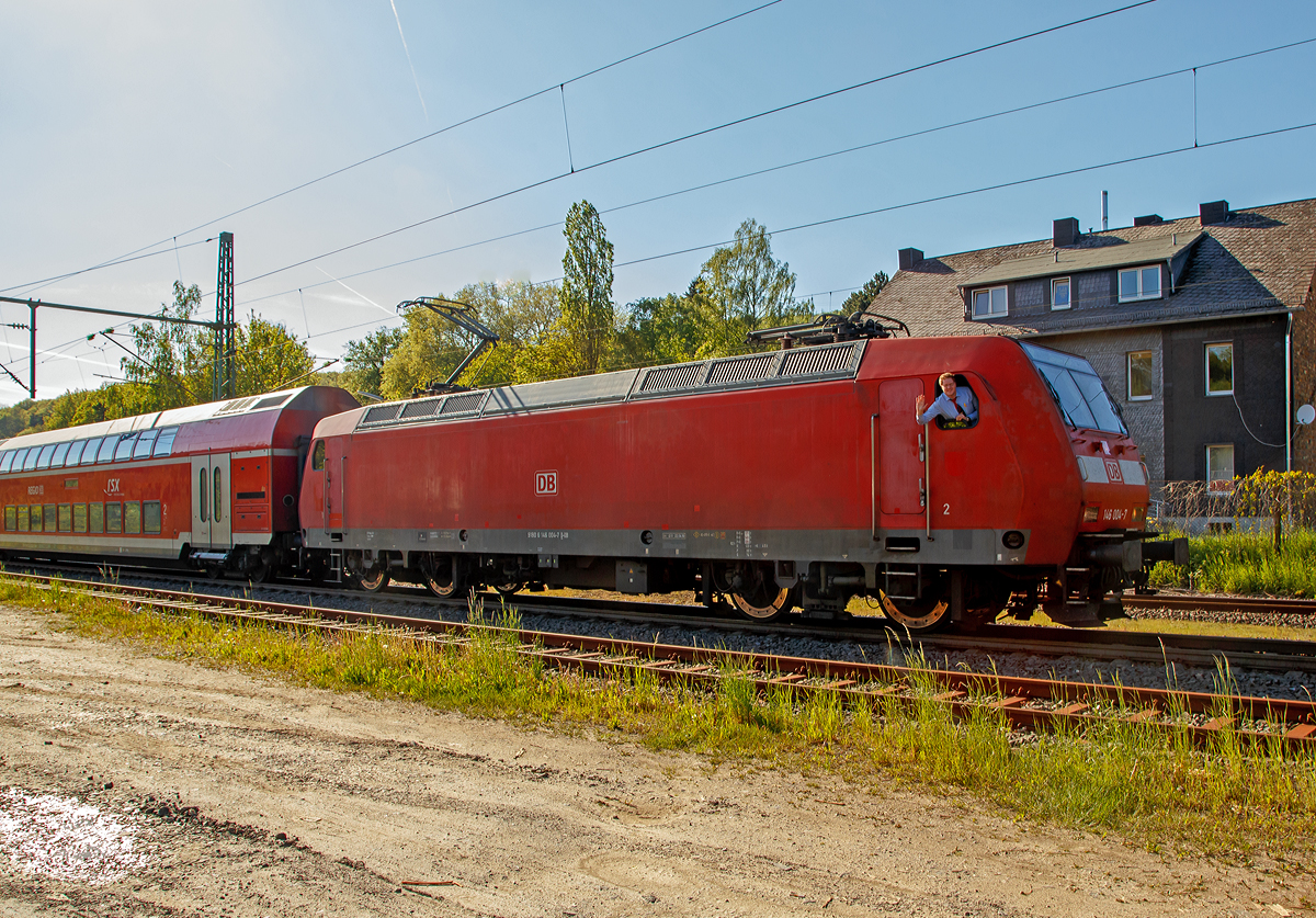 Ein sehr freundlicher Lokfhrer auf der DB 146 004-7 mit dem RE 9, der auch abgelichtet werden wollte. Nochmals einen lieben Gru zurck.

Er fhrt am 13.05.2019 mit der 146 004-7 (91 80 6146 004-7 D-DB) der DB Regio NRW und dem RE 9 (rsx - Rhein-Sieg-Express) Aachen - Kln – Siegen am Haken vom Bahnhof Brachbach (Sieg) weiter in Richtung Siegen. 
