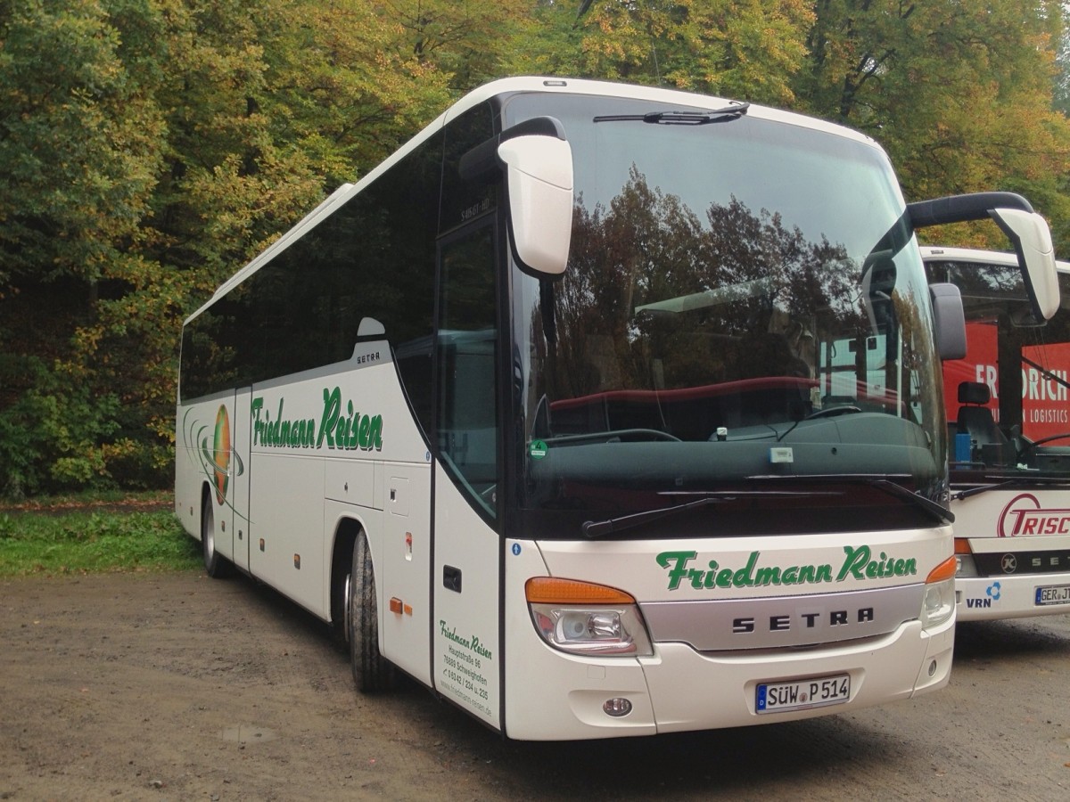 Ein Setra S415 GT-HD von Friedmann Reisen aus Schweighofen, abgestellt auf einem Gro�parkplatz f�r Park-and-Ride-Busse am 20.10.2013.