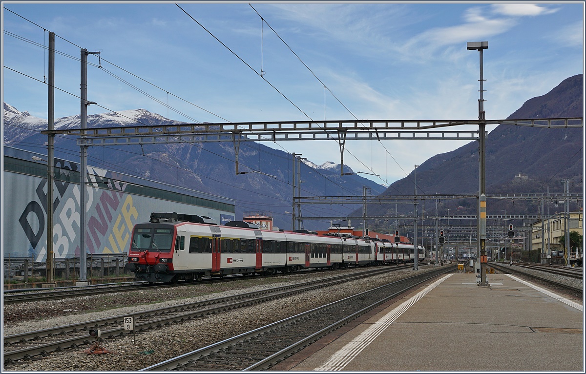 Ein siebenteiliger Domino (je ein drei- und ein vierteiliger sind zusammengekuppelt) verlässt als S20 Giubiasco Richtung Bellinzona.
15. März 2017