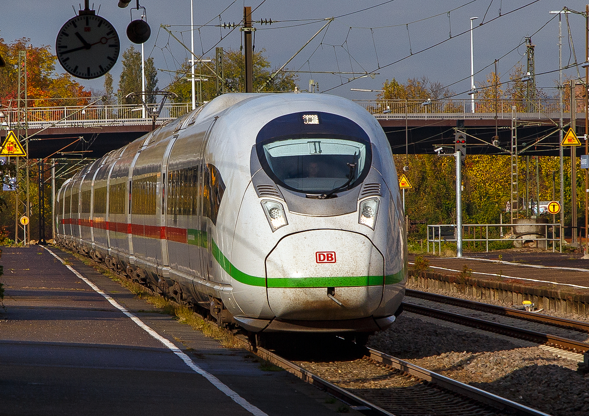 Ein Siemens Velaro D bzw. ICE 3 – MS der BR 407 Tz 711 fährt am 26.10.2021 durch den Bahnhof Göppingen in Richtung Ulm.