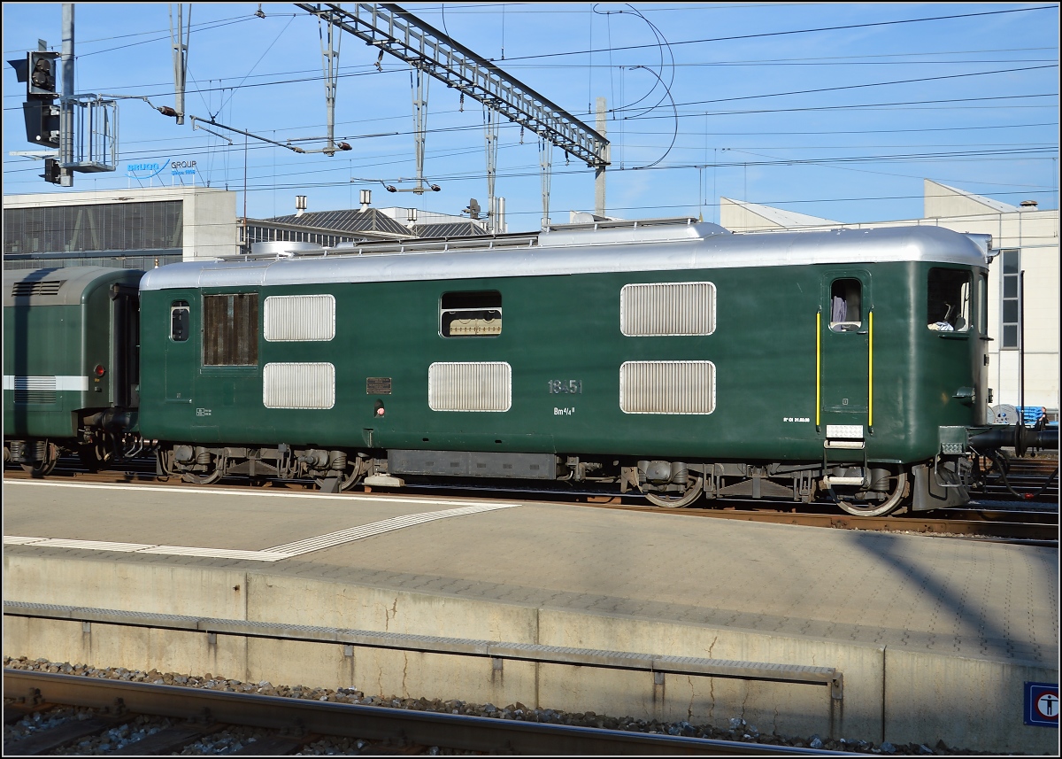 Ein spezieller Zug wurde in Brugg nach dem Tag der offenen Tr rangiert. Als Raritt einer der wenigen Schweizer Streckendieselloks Bm 4/4 18451 in der Mitte. Die dieselelektrische Lok wurde bereits 1939 gebaut und verfolgte ein wegweisendes Konzept, das anschlieend bei der Re 4/4 I bernommen wurde. Mit 66 t war sie ein Leichtgewicht und erlaubte daher lediglich 830 PS Leistung. Sicherlich der Hhepunkt im Schweizer Diesellokomotivbau. Zwar wurden spter noch in einige Lnder Dieselloks geliefert und dort Lizenzbauten gefertigt, aber der technische Vorsprung von mindestens einem Jahrzehnt war mangels Notwendigkeit von Dieselloks in der Schweiz spter schnell verspielt. Mai 2015.