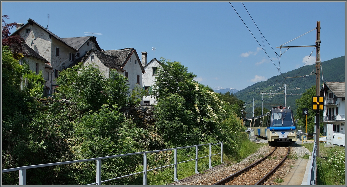 Ein SSIF  Treno Panoramico  der Ferrovia Vigezzina erreicht den Bahnhof Gagnone-Orcesco, links im Bild ein Teil des malerische Orts Orcescho zu sehen.
10. Juni 2014