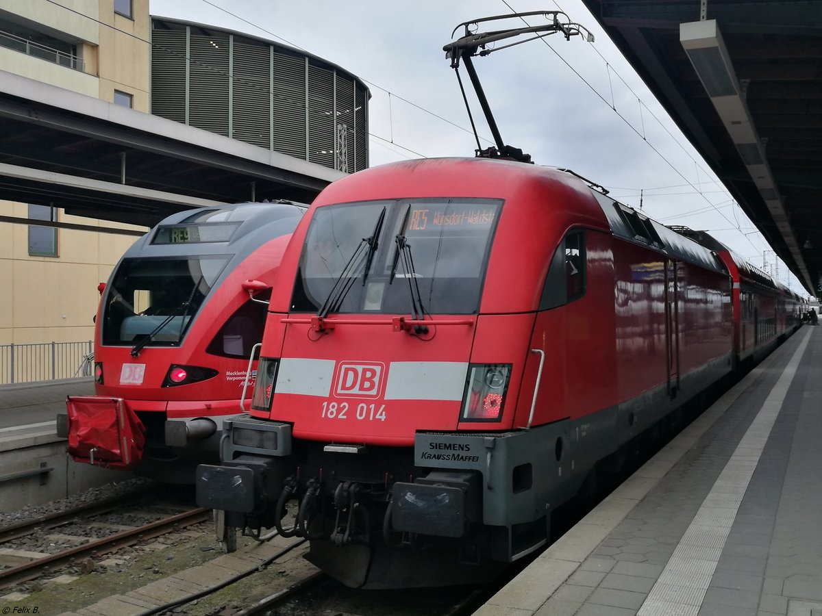 Ein Stadler-Flirt (BR 429) und die 182 014 in Stralsund.