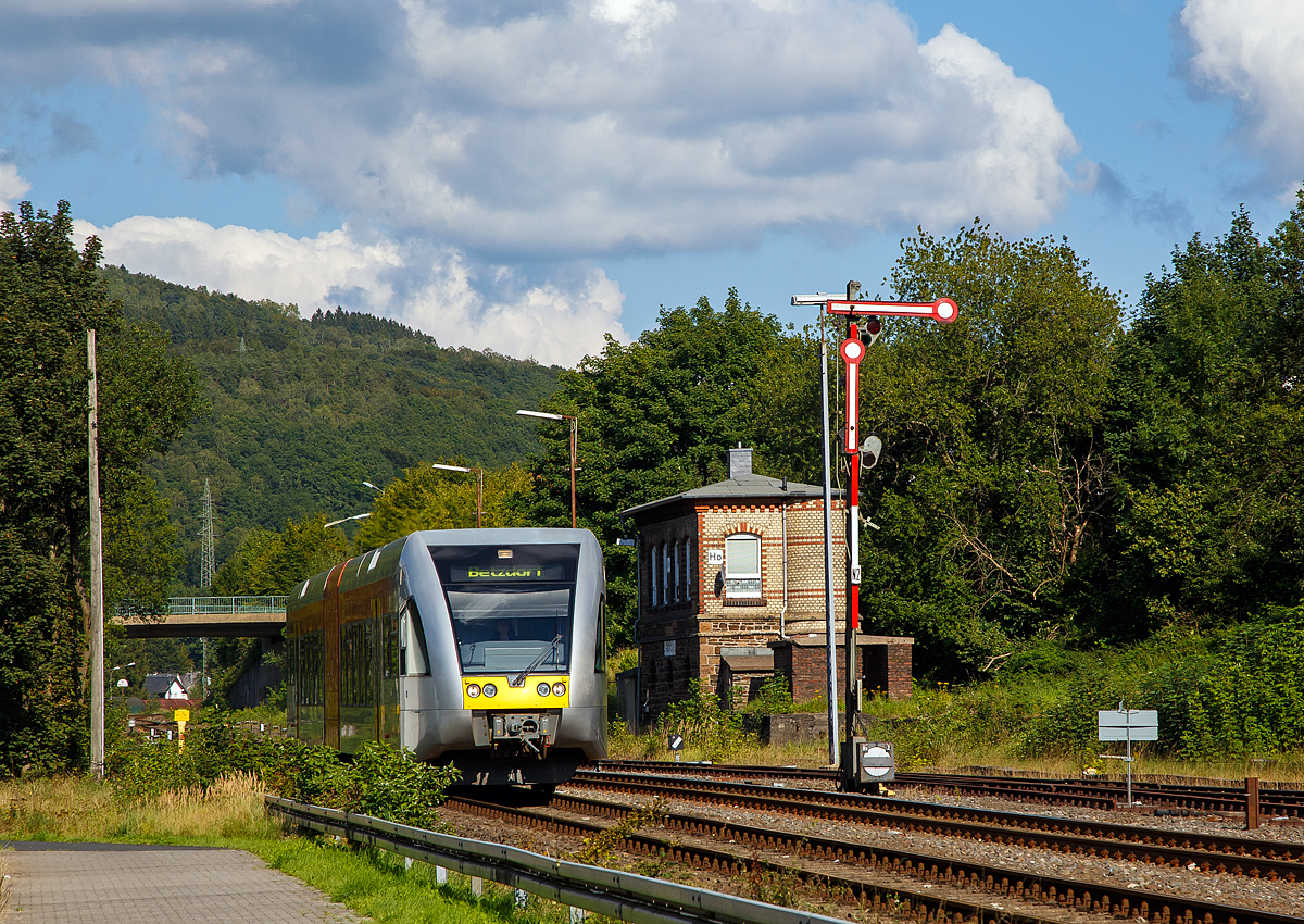 Ein Stadler GTW 2/6 der der Hellertalbahn passiert am 10.09.2015 das Weichenwärterstellwerk Herdorf Ost (Ho) und erreicht nun den Bahnhof Herdorf. Er fährt als RB 96  Hellertalbahn   (Neunkirchen – Herdorf – Betzdorf).