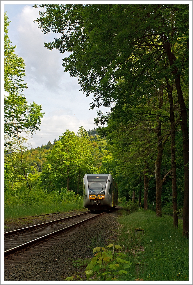 
Ein Stadler GTW 2/6 der Hellertalbahn kommt von Herdorf und erreicht gleich den Haltepunkt Grnebach Ort.