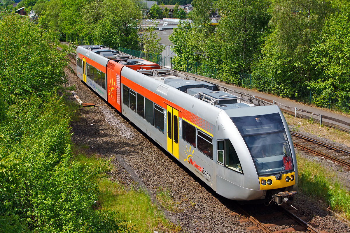 
Ein Stadler GTW 2/6 der Hellertalbahn fährt als RB 96  Hellertal-Bahn  (Betzdorf-Herdorf-Haiger-Dillenburg) , Umlauf HTB90415, von Herdorf weiter in Richtung Neunkirchen.