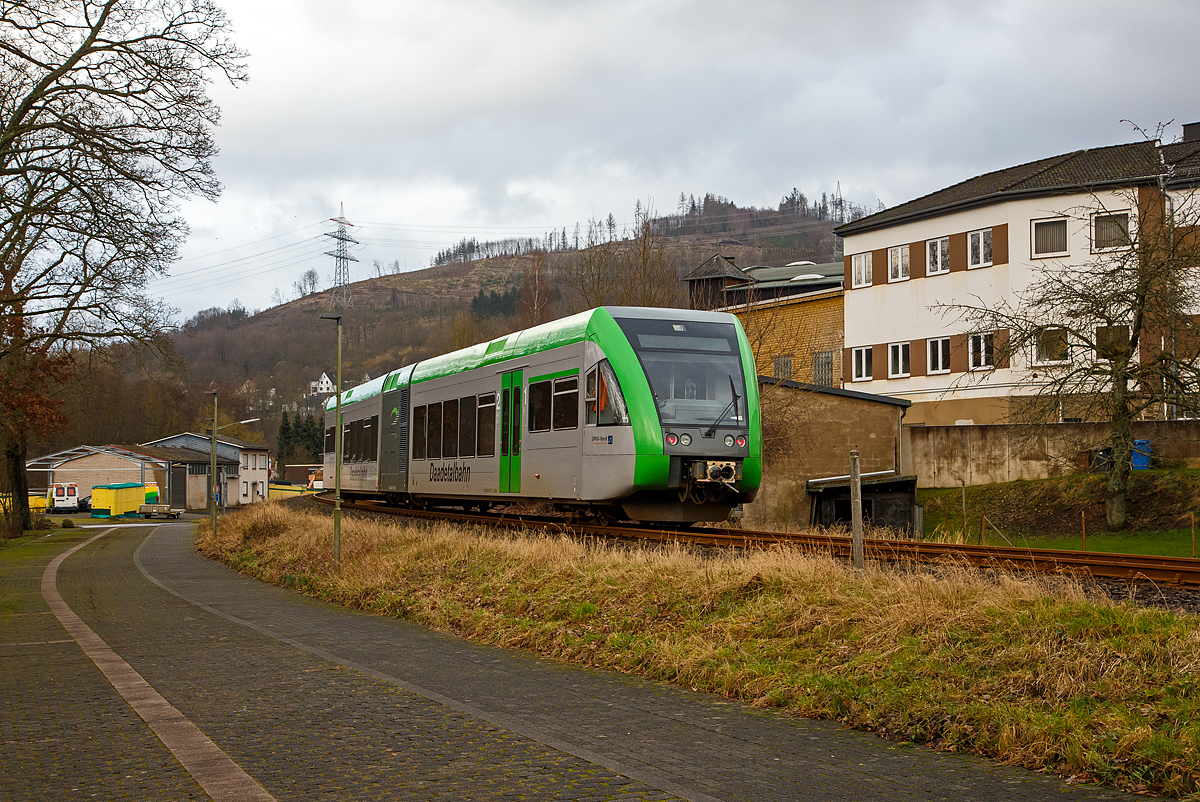 Ein Stadler GTW 2/6 der WEBA Westerwaldbahn des Kreises Altenkirchen GmbH (ein ex VT der Hellertalbahn) fährt am 07.02.2022, als RB 97  Daadetalbahn   (Betzdorf/Sieg – Daaden), vom Hp Alsdorf weiter in Richtung Daaden. 

Die Bahnstrecke Betzdorf–Daaden (Daadetalbahn) ist eine 9,9 km lange eingleisige Nebenbahn von Betzdorf an der Sieg nach Daaden im Westerwald. Sie wird DB Kursbuchstrecke (KBS) 463 geführt.

Nachdem die Deutsche Bundesbahn den Personenverkehr am 2. Oktober 1993 eingestellt hatte, wurde am 31. Mai 1995 zwischen dem Land Rheinland-Pfalz, dem Landkreis Altenkirchen (Westerwald), der Verbandsgemeinde Daaden, der Westerwaldbahn GmbH und der Deutschen Bahn AG ein Vertrag mit dem Ziel der Wiederaufnahme des Personenverkehrs durch die Westerwaldbahn GmbH geschlossen. Die Strecke wurde von der Deutschen Bahn AG komplett saniert und danach der Westerwaldbahn GmbH übereignet.

