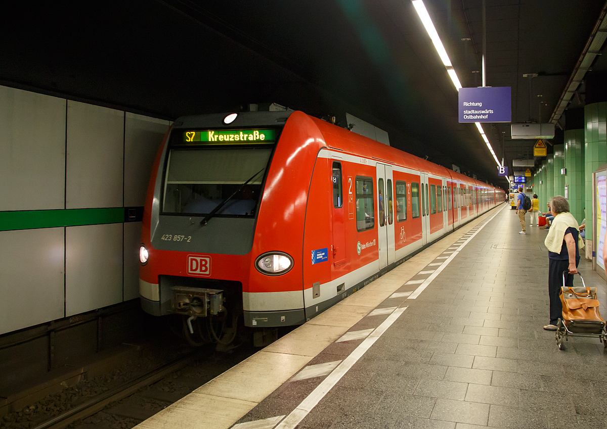 
Ein Teil der Münchener S-Bahn verläuft auf der S-Bahn-Stammstrecke unter der Münchner Innenstadt....
Hier erreicht der ET 423 857-2 gekuppelt mit einem weiteren am 16.06.2017 den Bahnhof München Isartor.

Die S-Bahn-Stammstrecke München (früher auch V-Bahn bzw. Verbindungsbahn) ist eine am 28. April 1972 eröffnete 11 km lange West-Ost-Verbindung der S-Bahn München zwischen dem Bahnhof Pasing und dem Ostbahnhof. Kernstück ist ein 4,343 km langer Tunnel zwischen Hackerbrücke und dem Ostbahnhof unter der Münchner Innenstadt. Der westliche oberirdische Teil der Stammstrecke ging aus der von 1894 bis 1895 errichteten Vorortbahn vom Hauptbahnhof nach Pasing hervor.

Mit Ausnahme der S 20 verkehren alle S-Bahn-Linien mindestens über einen Teil dieser Strecke. Mit ca. 950 Zügen pro Werktag auf der Tunnelstrecke gilt sie damit als eine der am meisten befahrenen zweigleisigen Strecken Deutschlands. Nach Einschätzung der Deutschen Bahn ist die Strecke einer der größten Engpässe im Netz des Unternehmens.
