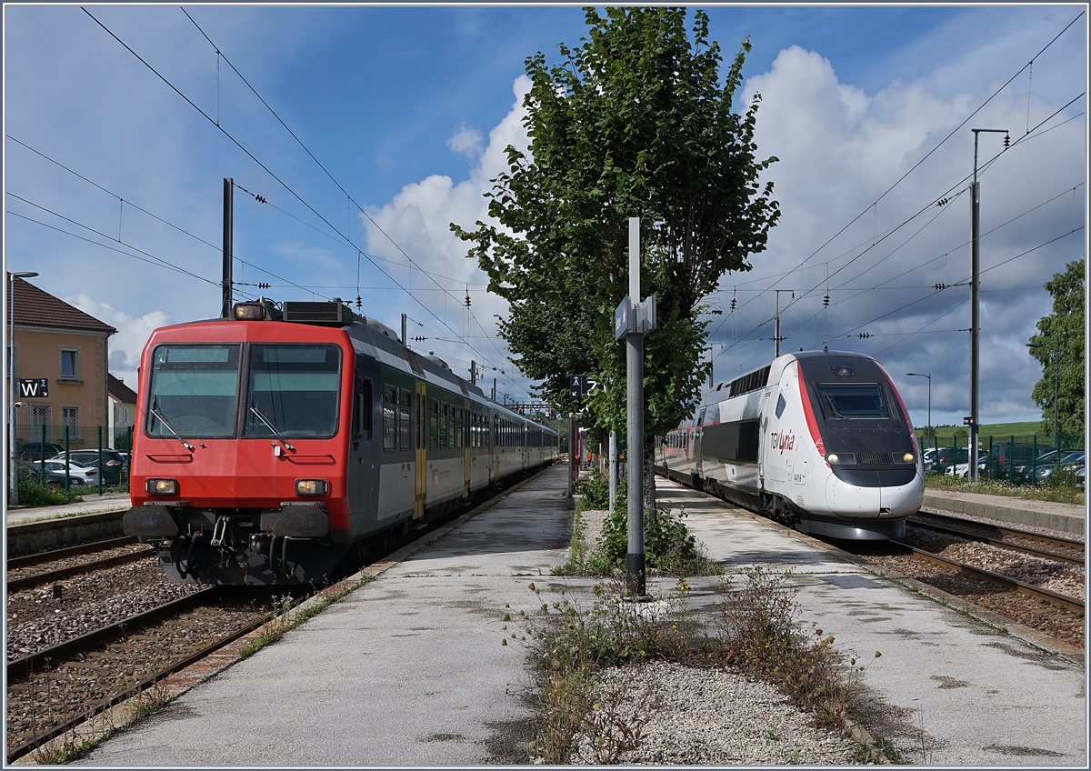 Ein TGV POS nach Lausanne vermittelt Anschluss an den SBB NPZ nach Neuchâtel. Ab dem kommenden Fahrplanwechsel verkehren bei Lyria nur noch TGV Duplex und der SBB  Colibri  wird durch einen RABe 522 ersetzt. Links im Bild der RE 18123 nach Neuchâtel (ab 10:53) und rechts im Bild der TGV Lyria 9261 bei der Ankunft (an 10:42) in Frasne. 13. August 2019