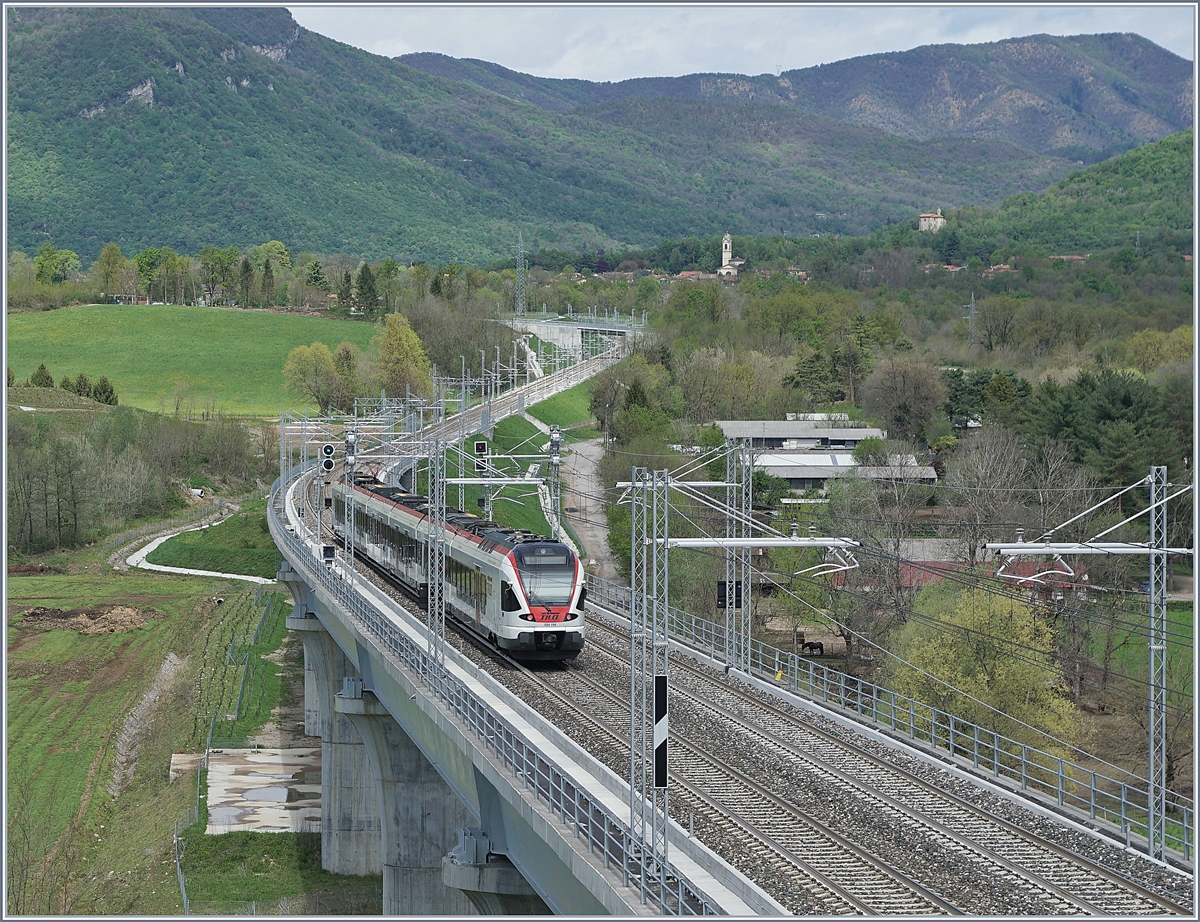 Ein TILO RABE 524 auf der Fahrt nach Varese überquert zwischen Cantello-Gaggiolo und Arcisate die 438 Meter lange Bevera Brücke. 

27. April 2019 