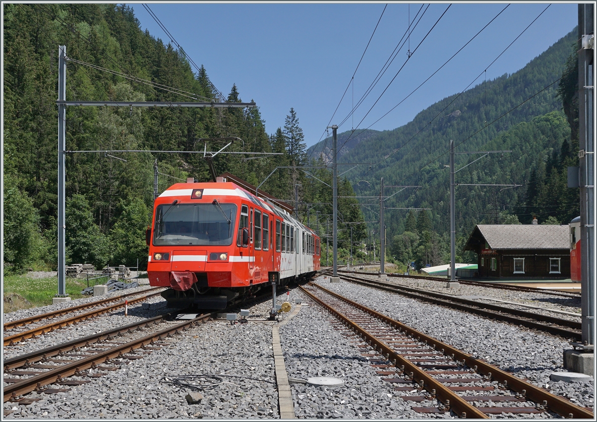 Ein TMR BDeh 4/8 Triebzug erreicht auf seiner Fahrt von Martigny nach Vallorcine den Grenzbahnhof Châtelard Frontière.

20. Juli 2021