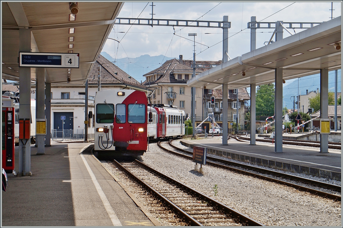 Ein TPF Schmalspurzug erreicht von Broc-Fabirque kommend Bulle und wird in wenigen Minuten nach dem Fahrtrichtungswechsel nach Montbovon fahren. Es bestehen Pläne, die Strecke nach Broc Fabrique auf Normalspur umzustellen. 
6. August 2015
