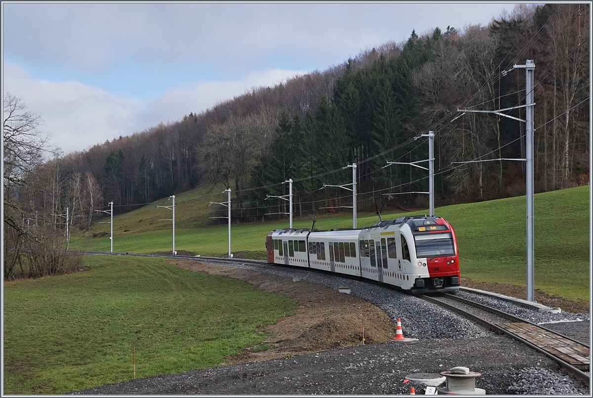 Ein TPF SUR als Regionalzug auf dem Weg nach Bulle kurz nach Remaufens, wo bei der Sanierung der Strecke diese leicht begradigt wurde. 

28. Dez. 2019