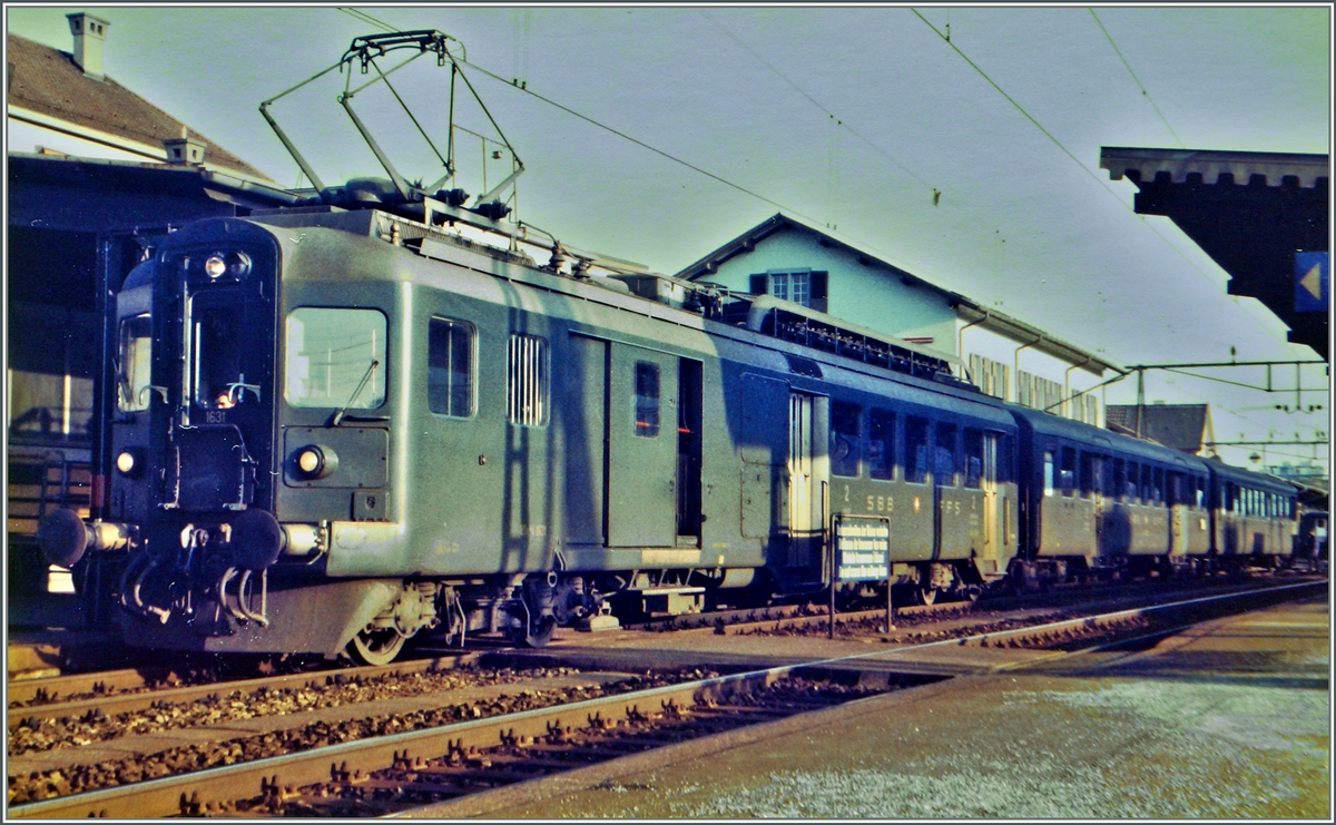 Ein tpischer SBB Nebenbahnzug wartet in Zofigen auf die Abfahrt als 6480 nach Aarau: Der BDe 4/4 1631 mit B unt Bt. 
3. März 1985
(PS: das farblose, dunke Bild war leider nicht besser hinzubekommen)