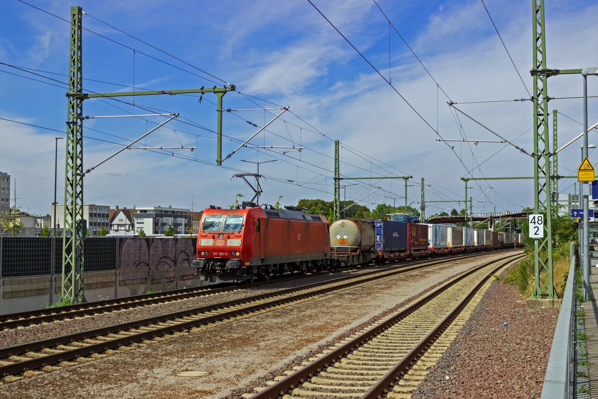 Ein Trailerzug durchfhrt gezogen von 185 189 sdlich durch Opladen.