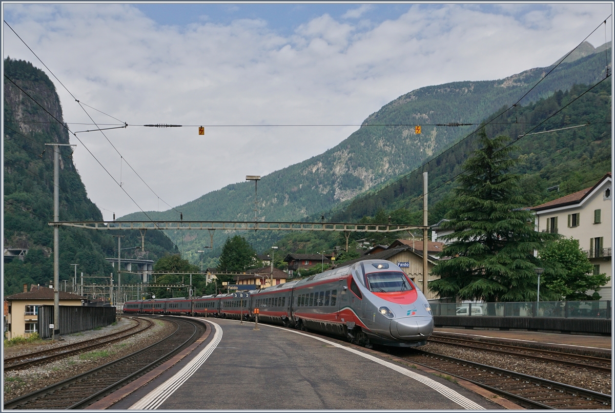 Ein Trenitalia ETR 610 als EC 153 von Luzern nach Milano bei der Durchfahrt in Faido.
21. Juli 2016