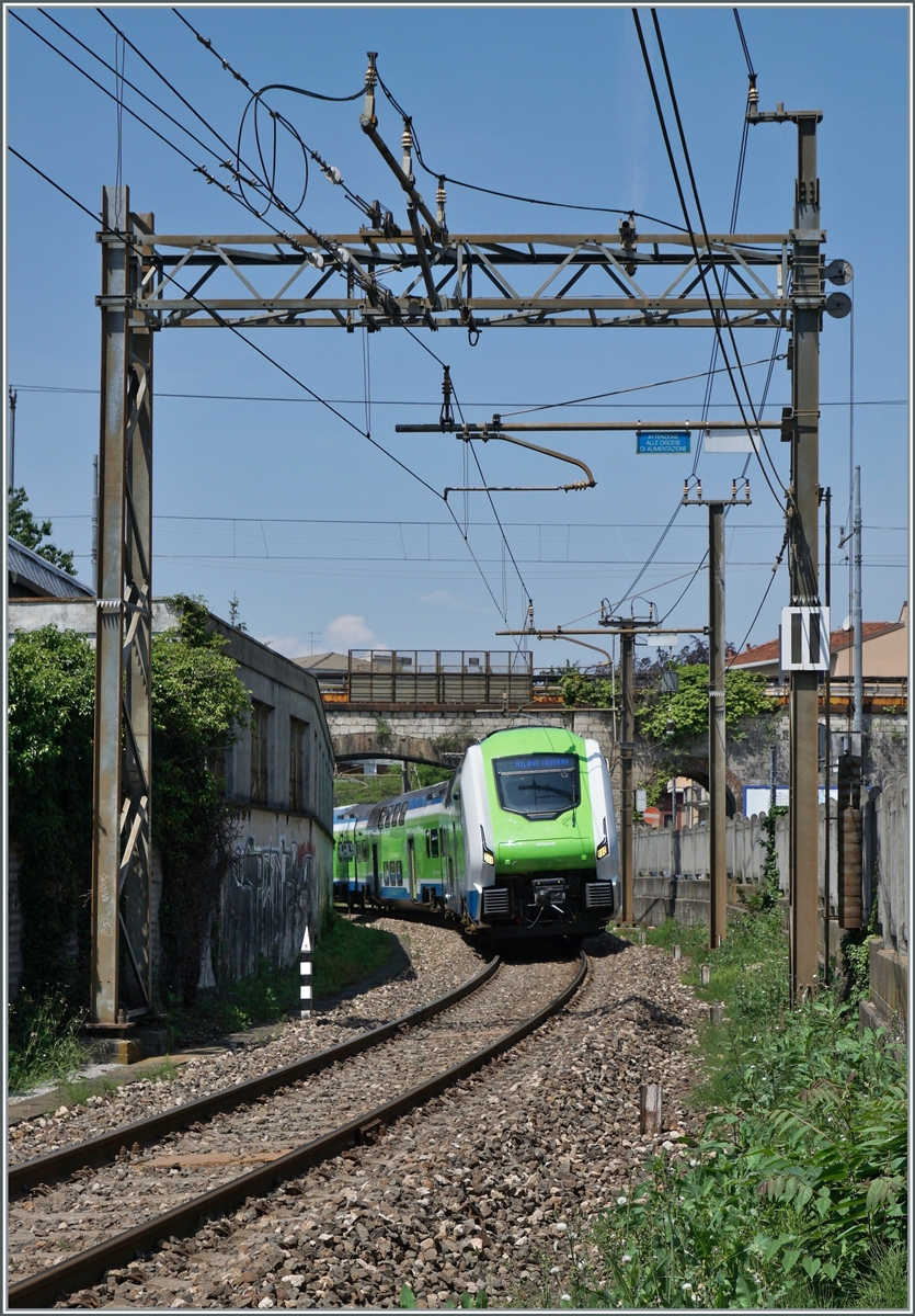 Ein Trenord ETR 421 hat den Bahnhof von Varese Nord verlassen und ist nun auf dem Weg nach o Milano Cadorna.

27. September 2022 