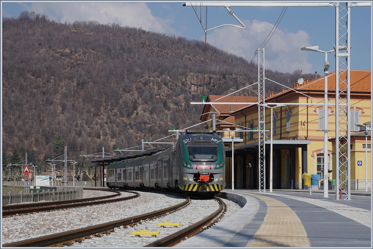 Ein Trenord ETR 425 wartet in Porto Ceresio auf die Abfahrt nach Milano Porta Garibaldi.

21. März 2018