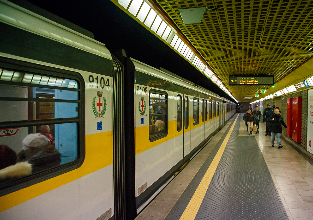 Ein Triebzug der Serie 8100 der U-Bahn Mailand (Metropolitana di Milano) als Linie M3 (Gelbe Linie) nach San Donato, am 28.12.2015 in der Station Duomo (Dom).

Die Triebzüge der Serien 8000 und 8100 verkehren auf der Linie 3 der Mailänder U-Bahn. Sie wurden von 1989 bis 2004 in zwei separaten Losen (in drei Serien unterteilt) gebaut und verkehren seit ihrer Eröffnung im Jahr 1990 auf der Linie 3.

Die Metropolitana di Milano ist das U-Bahn-System der zweitgrößten italienischen Stadt Mailand. Im November 1964 als zweite italienische Metro eröffnet, bildet das von der ATM Milano betriebene normalspurige Schienenverkehrsmittel mit vier Linien neben der S-Bahn das städtische Schnellverkehrsnetz. Charakteristisch für das Mailänder U-Bahn-System ist die linienabhängige Nutzung von Stromschiene oder Oberleitung.

Die M2 und M3 wird über Oberleitung mit 1,5 kV DC (Gleichstrom) betrieben. Die Linien M1 und M5 nutzt eine seitliche Stromschiene mit 750 V DC (Gleichstrom).

Die Triebzüge (Kurzzug) der Serien 8000 und 8100 sind dreiteilig und bestehen jeweils aus zwei angetriebenen Steuerwagen und einem antriebslosen Mittelwagen. 

TECHNISCHE DATEN:
Baujahre: 	1989-1990 (40 Stück) und 2003-2004 (5 Stück der Serie 8100)
Spurweite: 1.435 mm
Achsformel: Bo'Bo' + 2'2' + Bo' Bo'
Länge: 3 x 17.500 mm
Drehzapfenabstand: 11.100 mm
Achsabstand im Drehgestell: 2.150 mm
Eigengewicht: 81,3 t (2 x 29,5 t + 22,3 t)
Sitzplätze:	104
Stehplätze: 550
Leistung: 2.080 kW (4 x 130 kW je Drehgestell)
Höchstgeschwindigkeit: 90 km/h
Stromsystem: 1500 V DC (=) über Oberleitung
