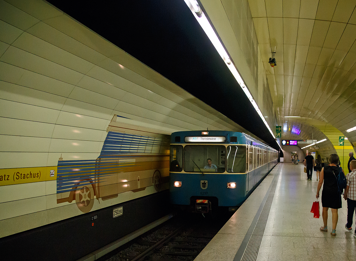 
Ein U-Bahn-Triebzug bestehend aus zwei Doppeltriebwagen der MVG-Baureihe A erreicht am 16.06.2018 als Linie U4 die Station Karlsplatz (Stachus).

Die Baureihe A ist die älteste Baureihe bei der Münchner U-Bahn. Diese Fahrzeuge, die ab 1970 serienmäßig geliefert wurden, kommen außerhalb der bayerischen Landeshauptstadt in leicht veränderter Version auch in Nürnberg und mit einem deutlich an das Wiener Tunnelprofil angepassten Wagenkasten bei der Wiener U-Bahn zum Einsatz. 

Die Münchner U-Bahn ist neben der S-Bahn das wichtigste Verkehrsmittel des öffentlichen Personennahverkehrs in der bayerischen Landeshauptstadt München. Seit der Eröffnung der ersten Strecke am 19. Oktober 1971 wurde ein Netz mit 103,1 km Streckenlänge und 100 Bahnhöfen errichtet.

Die Münchner U-Bahn wird von der Münchner Verkehrsgesellschaft (MVG) betrieben und ist in den Münchner Verkehrs- und Tarifverbund (MVV) integriert. Im Jahr 2015 beförderte sie 398 Millionen Fahrgäste.
