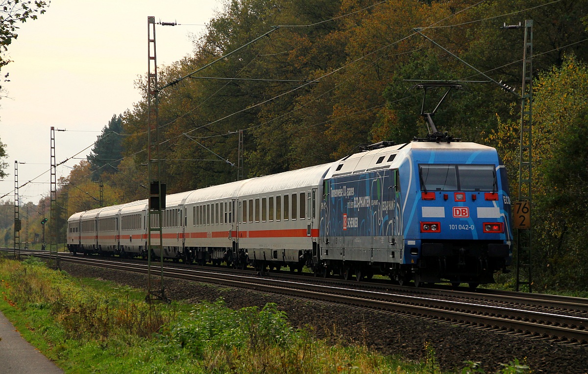 Ein unbekannter IC mit der Schublok 101 042-0 rauschte mit hohem Tempo an uns vorbei. Dörverden 01.11.2013