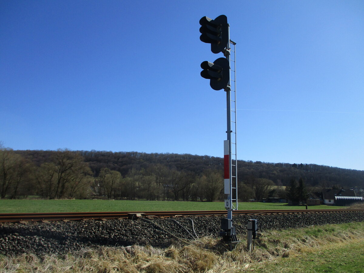 Ein-und Ausfahrsignale in beiden Richtungen,in Veilsdorf sind die mittlerweile selten gewordenen EZMG Signale.Auch das Einfahrsignal D aus Richtung Eisfeld ist ein EZMG.Am 06.April 2025 speicherte ich das Signal ab.
