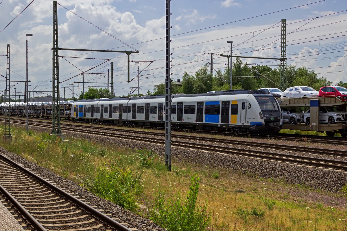Ein ungewohntes Fahrzeug in ungewohnter Farbgebung konnte ich am 21.07.22 in Magdeburg ersp�hen. Es handelt sich um den Triebzug 430 255/755 der S-Bahn Stuttgart, der vermutlich im Rahmen einer Probe- oder �berf�hrungsfahrt nach Magdeburg gekommen war. Der Zug tr�gt die k�nftig vom Verkehrsverbund Stuttgart (VRS) vorgegebene Lackierung in grau mit farblich hervorgehobenen 1. Klasse- und Mehrzweckbereichen.