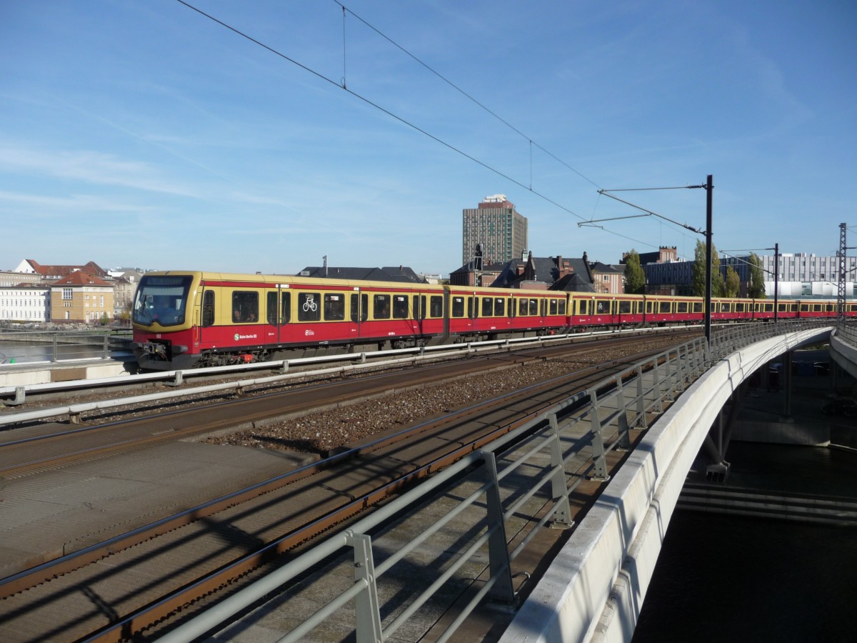 Ein Vollzug 481er f�hrt am 31.10.13 als S7 Richtung Wannsee in Berlin HBF ein.