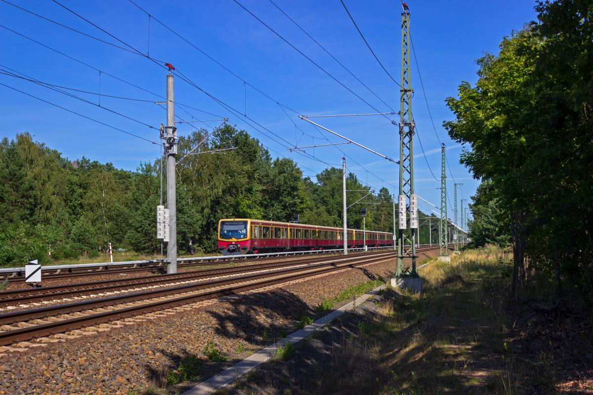 Ein Vollzug der Baureihe 481 f�hrt auf der baustellenbedingt verk�rzten Linie S3 in Richtung Ostbahnhof.