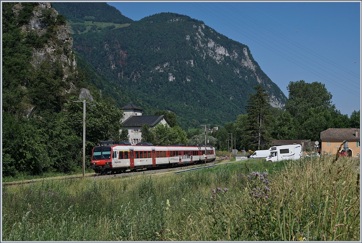 Ein  Walliser Domino  als Regionalzug 6117 von St-Gingolph nach Brig kurz vor Vouvry.

1. Juli 2019