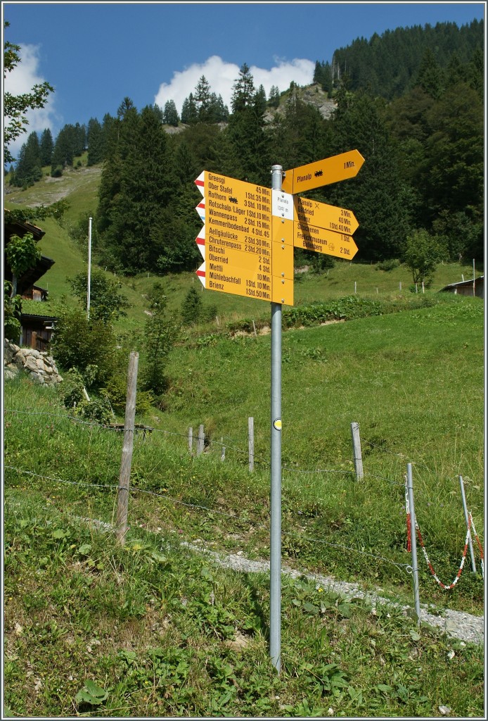 Ein Wegweisser auf der Planalp, der f�r alle Geschm�cker was bietet. Bahnfotografen bevorzugen die Wanderung zum Bahnhof (1 Minute) oder rechter Hand, zum Restaurant (3 Minuten)...
30 August 2013