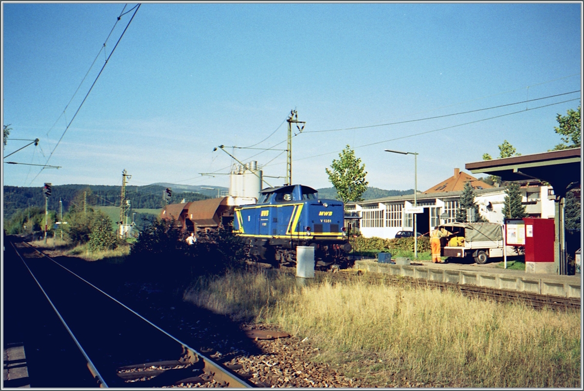Ein weiters Bild entstand dann beim Warten an den Anschlusszug nach Freiburg in Himmelreich mit einer weitern  V 100 , der MWB V 1351 mit einem kurzen Güterzug. 

Analogbild vom 11. Oktober 2001