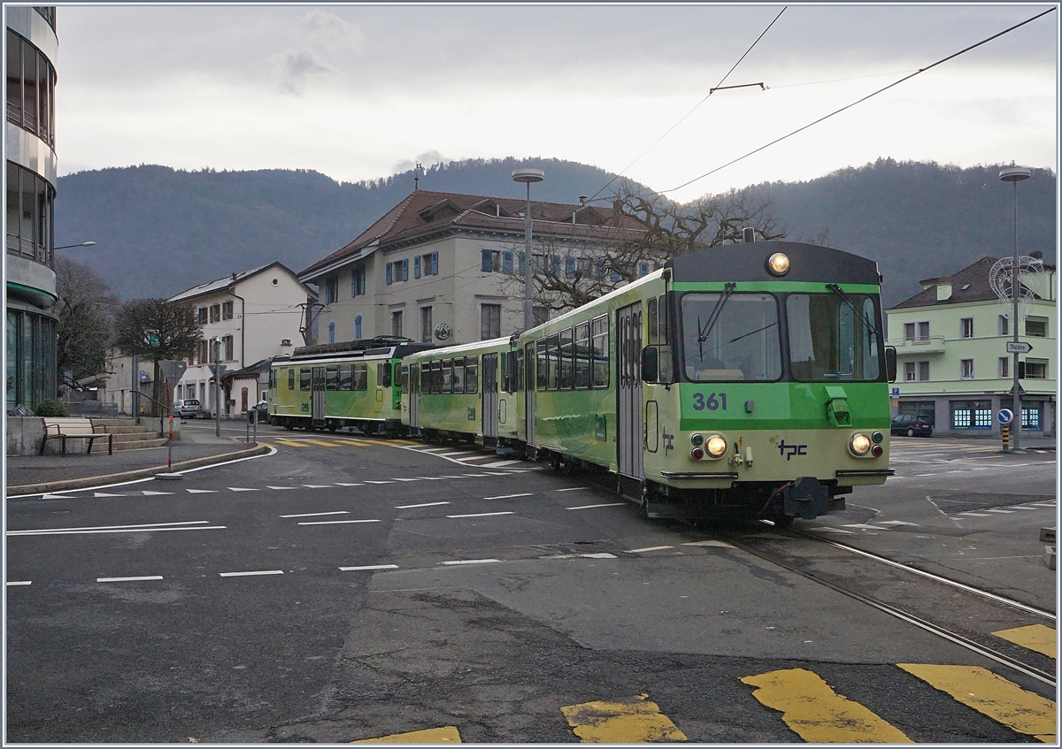 Ein Wintersport bedingt verstärkter A-L Regionalzug hat Aigle erreicht und fährt nun in die Altstadt und zum Bahnhof.
7. Jan. 2018