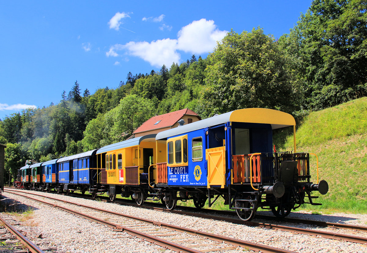 Ein Zug des Coni'fer mit seinen ex-SBB  Sputnik -Wagen. Der hinterste Wagen ist für den Transport von gehbehinderten Personen hergerichtet. Les Hôpitaux-Neufs, 11.August 2018 