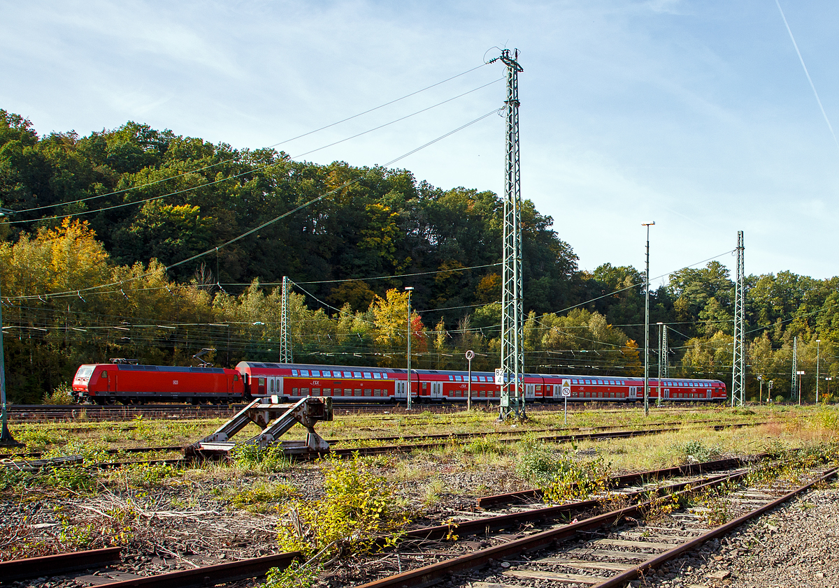 Eine 146.0er der DB Regio NRW erreicht am 17.10.2021 mit dem RE 8 den Bahnhof Betzdorf (Sieg).