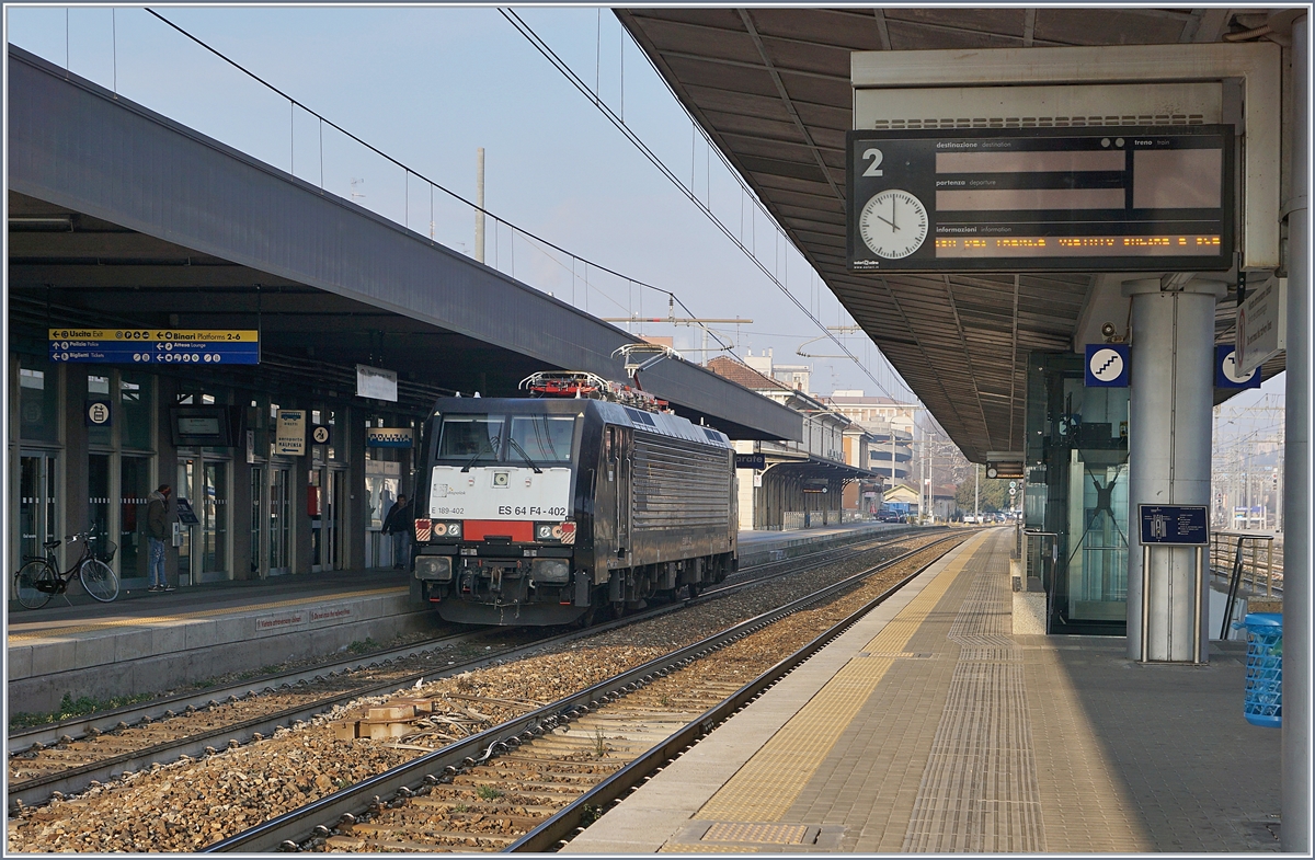 Eine 189 402 fährt durch den Bahnhof von Gallarte.
16. Jan 2018