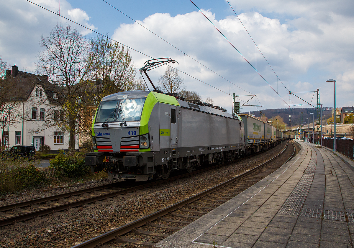 Eine der 25 neuen von der BLS Cargo in der 2. Serie bestellten Re 475 (Siemens Vectron MS)....
Die recht neue BLS Cargo 418 – Re 475 418-0 (91 85 4475 418-0 CH-BLSC) fhrt am 20.04.2021 mit einem KLV-Zug durch den Bahnhof Kirchen an der Sieg in Richtung Kln.

Die Siemens Vectron MS wurden 2020 von Siemens unter der Fabriknummer 22844 gebaut, sie hat die Zulassungen fr CH/ D/ A/ I / NL/B und kann so vom Mittelmeer bis an die Nordsee ohne Lokwechsel durchfahren. Die BLS Re 475 der zweiten Serie 475 416 – 475 440 (es sind noch nicht alle ausgeliefert) haben zustzlich die Zulassung fr Belgien (B). Sie haben eine Hchstgeschwindigkeit von 200 km/h und eine Leistung von 6.400 kW.

Nach Abschluss der Lieferungen der 2. Serie hat die BLS Cargo dann insgesamt 40 Loks der Baureihe Re 475 (Siemens Vectron MS). Der kleine Unterschied zwischen der beiden Serien ist nur das die Lok der 2. Serie auch durch Belgien fahren darf.
