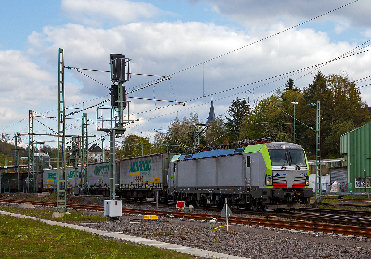 Eine der 25 neuen von der BLS Cargo in der 2. Serie bestellten Re 475 (Siemens Vectron MS)....
Die recht neue BLS Cargo 418 – Re 475 421-4 (91 85 4475 421-4 CH-BLSC) fhrt am 07.05.2021 mit einem KLV-Zug durch den Bahnhof Betzdorf (Sieg) in Richtung Kln.

Die Siemens Vectron MS wurden 2020 von Siemens Mobilitiy in Mnchen-Allach unter der Fabriknummer 22867 gebaut, sie hat die Zulassungen fr CH/ D/ A/ I / NL/B und kann so vom Mittelmeer bis an die Nordsee ohne Lokwechsel durchfahren. Die BLS Re 475 der zweiten Serie 475 416 – 475 440 (es sind noch nicht alle ausgeliefert) haben zustzlich die Zulassung fr Belgien (B). Sie haben eine Hchstgeschwindigkeit von 200 km/h und eine Leistung von 6.400 kW.

Nach Abschluss der Lieferungen der 2. Serie hat die BLS Cargo dann insgesamt 40 Loks der Baureihe Re 475 (Siemens Vectron MS). Der kleine Unterschied zwischen der beiden Serien ist nur das die Lok der 2. Serie auch durch Belgien 