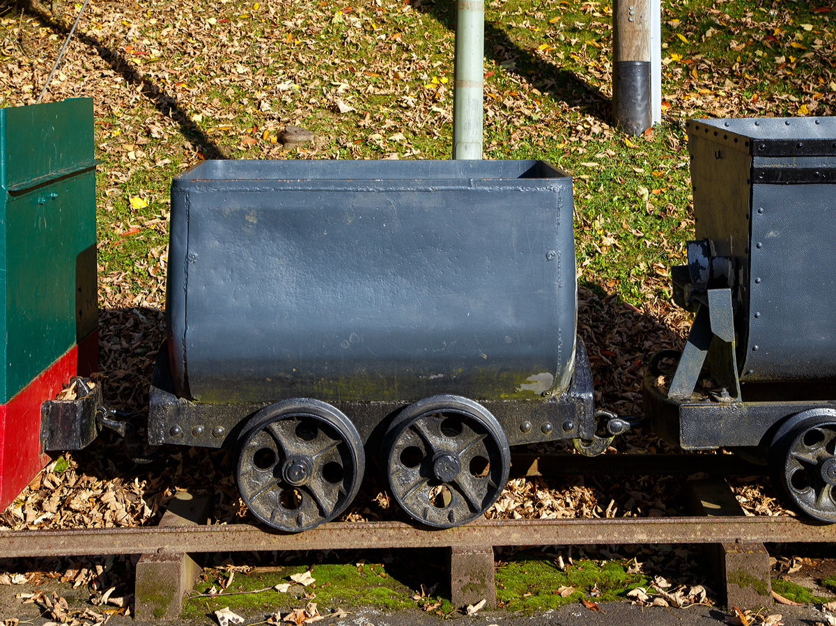 Eine 600 mm Grubenlore / Frderwagen (mit feststehender Mulde) als Denkmal beim Wodanstolln in Neunkirchen-Salchendorf  (28.10.2021). 

Bei diesen Loren wurde/wird die Entladung ber eine Wagenkippanlage (meist Kreiselwipper) bewltigt. Dabei wird der Wagen  oft auch mehrerer Wagen in die Seitenkippanlagen gefahren, der Wagen bzw. Wagenzug wird verriegelt und komplett mit dem Gleis durch eine Drehvorrichtung so weit gedreht, bis sich das Ladegut ber die Laderaumffnung mit Hilfe der Schwerkraft entleert.

Eine Entladung ber eine Stirnwandkippanlage wre auch mglich, wurde aber meist, aufgrund hherer Entladeleistung der Seitenkippanlagen, nicht verwendet.
