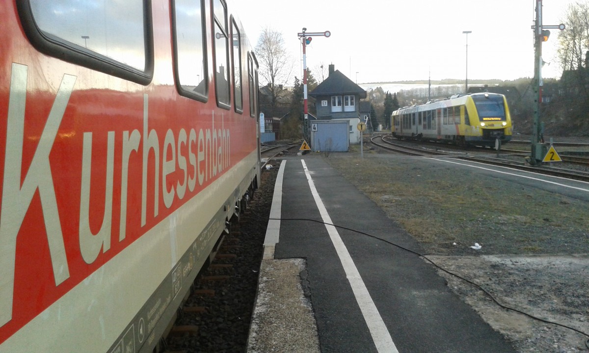 Eine 628 war hier aufgrund der Sonderzüge am 12/13. März 2016 auf Gleis 1 im Bahnhof Erndtebrück abgestellt worden. Sie gehört der DB Regio Kurhessenbahn an. Im Hintergrund sieht man noch ein LINT 41 der Baureihe 1648 der HLB, dieser Zug fuhr gerade auf Gleis 3 in Erndtebrück ein. 