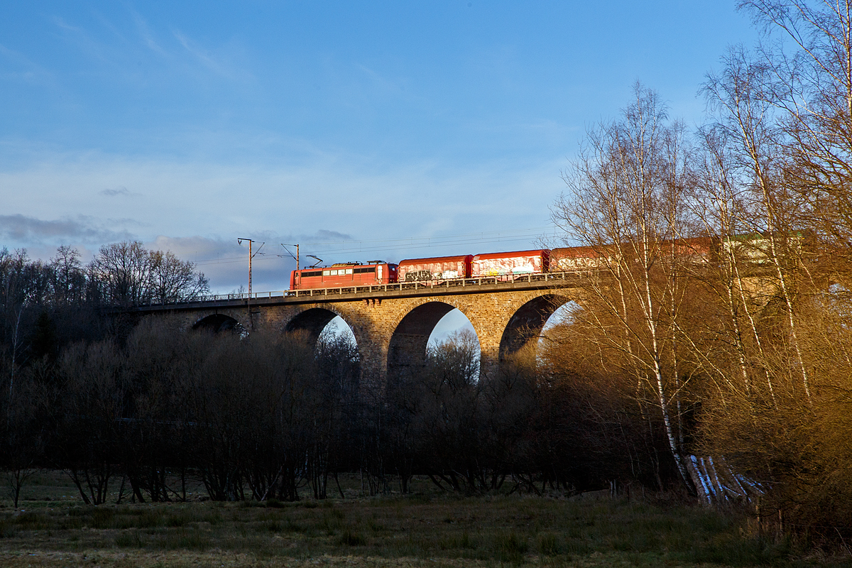 Eine an die DB Cargo AG vermietete 151er der Railpool fährt am 11.01.2022 mit einem Coilzug über den Rudersdorfer Viadukt in Richtung Kreuztal.