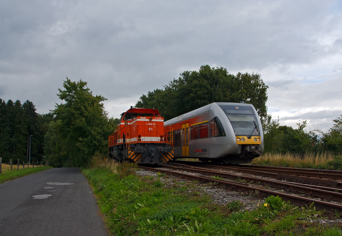 Eine andere Ansicht von der WLE 51  Kreis Warendorf  (Westflische Landes-Eisenbahn) eine MaK G 1206. Sie steht am 17.09.2013 am einem Werksanschlu in Burbach-Holzhausen. 
Und ein GTW 2/6 der Hellertalbahn kommt gerade vorbei, dieser fhrt in Richtung Dillenburg.