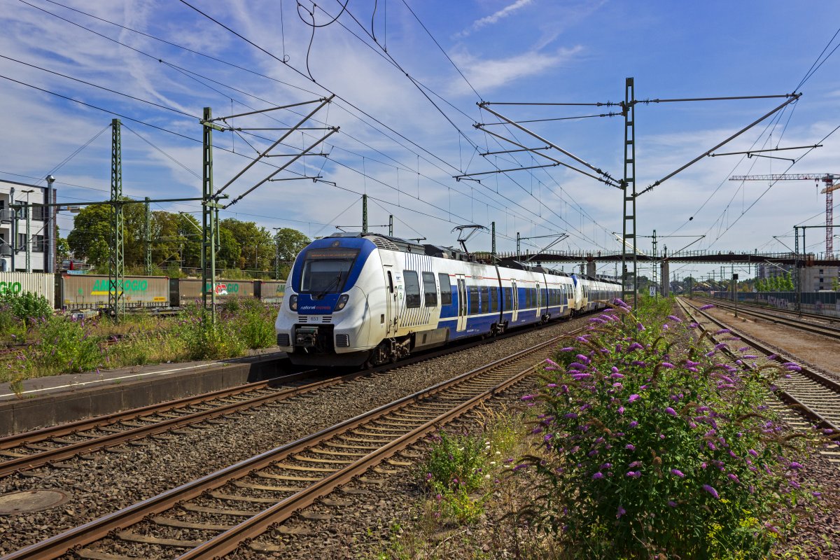 Eine aus 9442 153 und 9442 359 gebildete Garnitur der Linie RB48 f�hrt am 30.07.22 in Opladen ein.