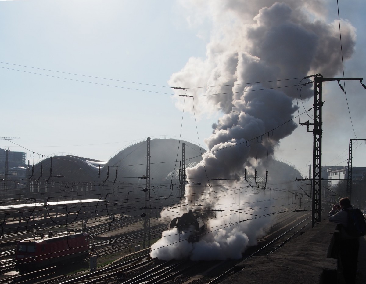 Eine beeindruckende Dampfzugausfahrt am Morgen des 19.04.2015 aus dem Dresdner Hauptbahnhof. Die 35 1097 und 35 1019 fahren in Doppeltraktion einen langen Sonderzug im Gegenlicht.
