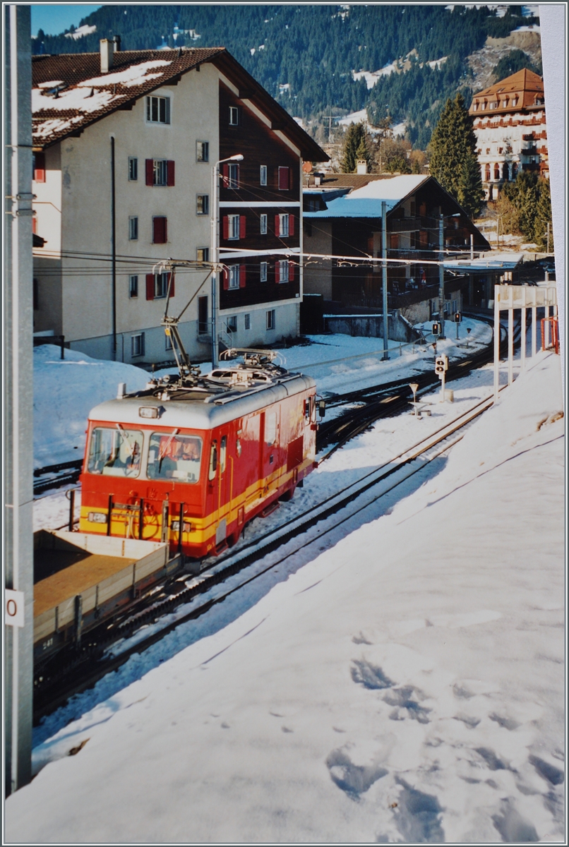 Eine der beiden TPC BVB HGe 4/4 erreicht mit einem Materialzug den Bahnhof von Villars-sur-Ollon. 

Analogbild vom Jan. 2002