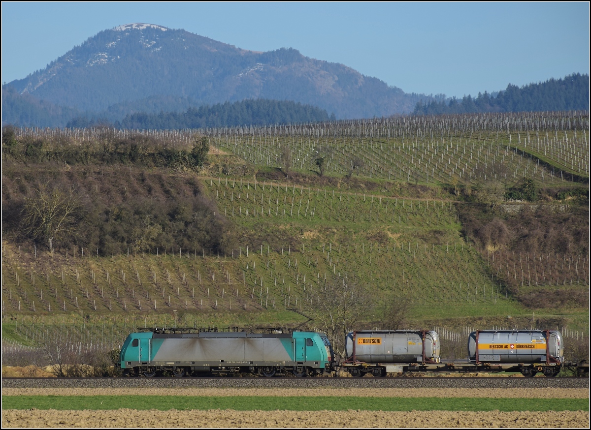 Eine Belgierin auf dem Weg von Basel rheinabwärts. 91 86 7 186 216-8 B-ATLU der Kulisse des Belchen auf dem Weg nach Hause. Buggingen, Februar 2021.