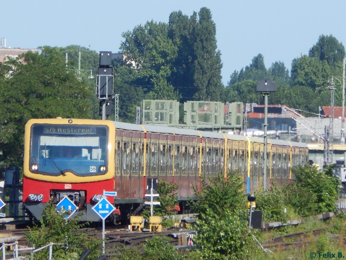 Eine Berliner S-Bahn am Berliner Ostbahnhof.