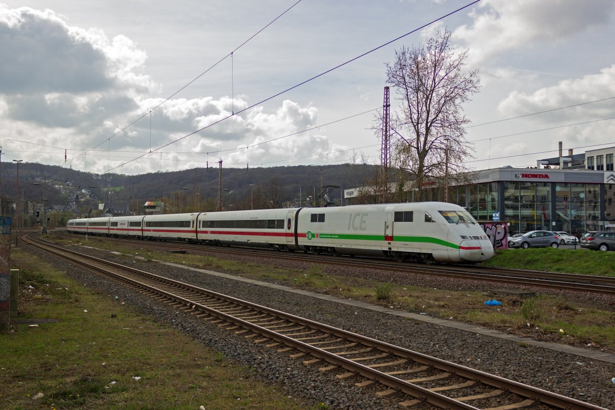 Eine bunte Mischung aus gr�nem Streifen, rotem Streifen und gar keinem Streifen ziert den Triebkopf 402 032, der am 03.04.21 als ICE von Berlin nach K�ln unterwegs war.