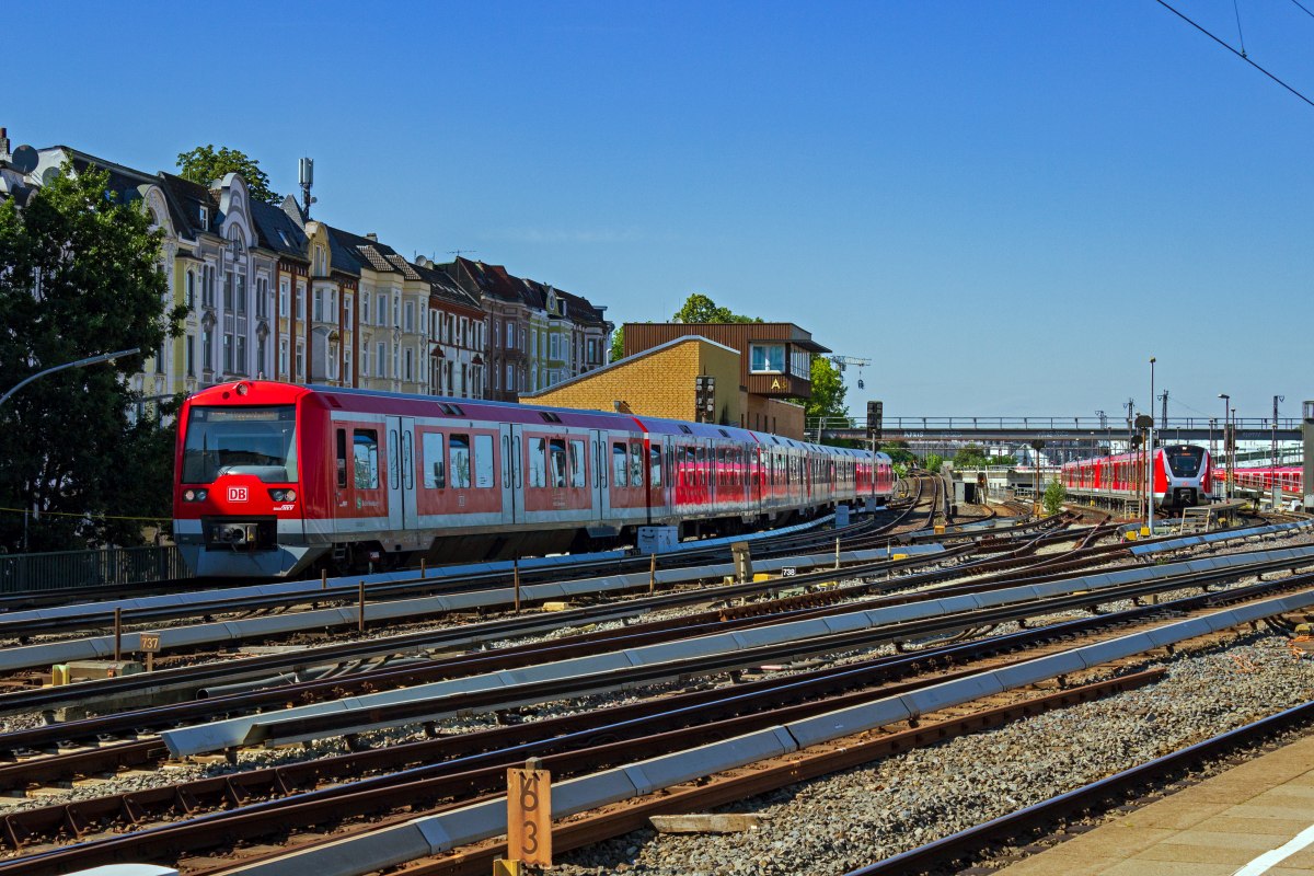 Eine Doppeleinheit 474, gebildet aus 474 102 und 474 005 n�hert sich dem Bahnhof Altona, in dessen Gleisvorfeld zahlreiche weitere S-Bahn-Z�ge abgestellt sind.