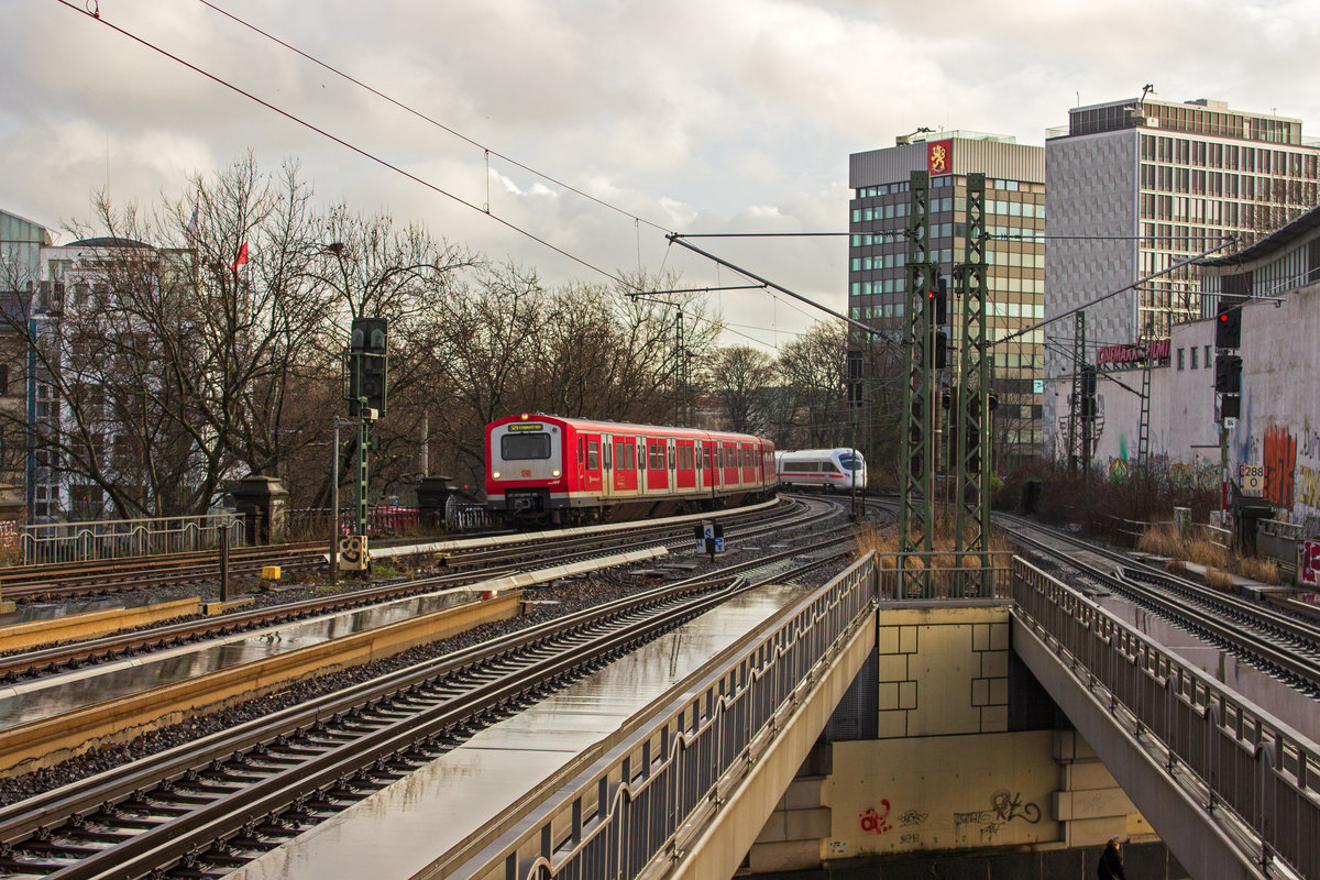 Eine Doppeltraktion der Baureihe 472 nähert sich auf der Fahrt in Richtung Elbgaustraße dem Haltepunkt Dammtor.